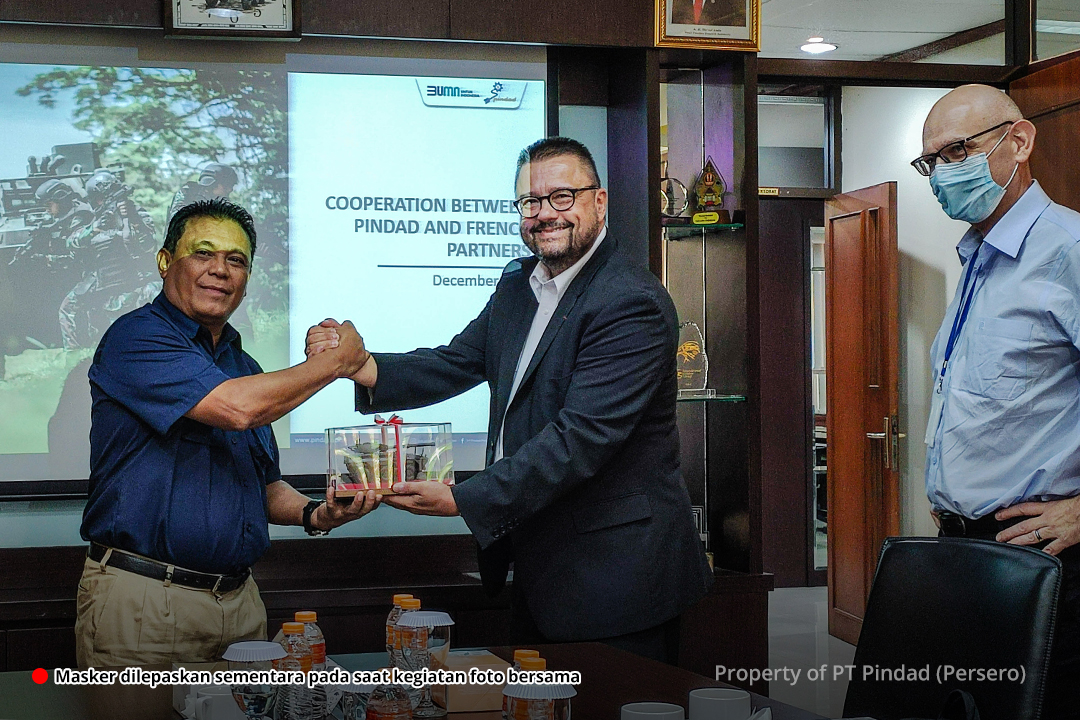 Defense Attache of France reviews Pindad production facilities, discuss future potential plan