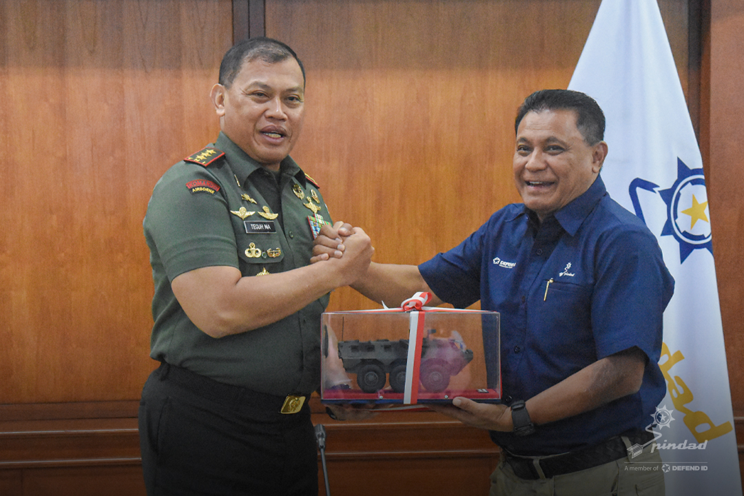 Kunjungi Pindad, Danpussenif Tinjau Fasilitas Produksi & Menjajal Senapan AM-1