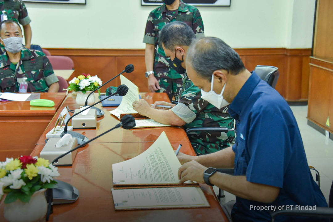 PT PINDAD SIGNS A COOPERATION AGREEMENT WITH DISLITBANGAU BUILDING IN THE FIELD OF MUNITIONS