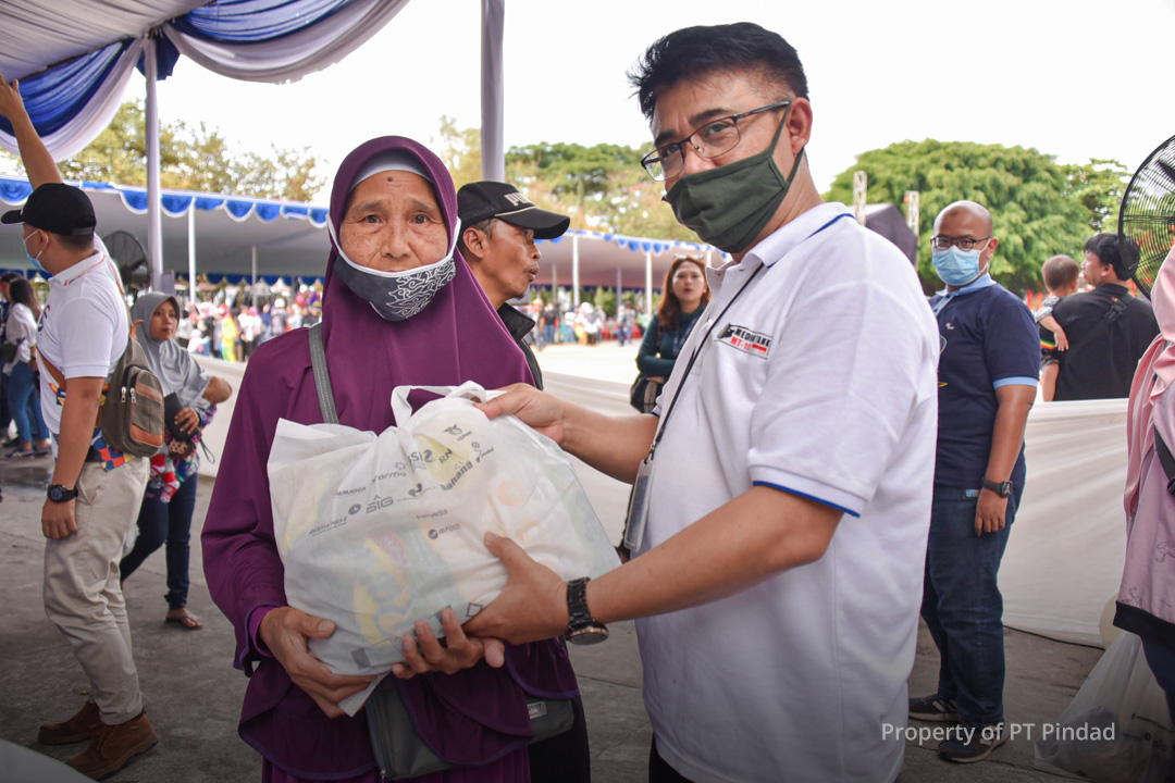 PT Pindad Together with The Ministry of SOEs and Regent of Kuningan Regency Holds People’s Market
