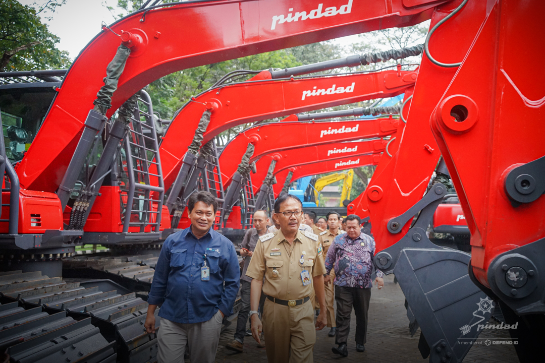 Regent of Pasir Barat Visits PT Pindad, Interested in Heavy Equipment Products