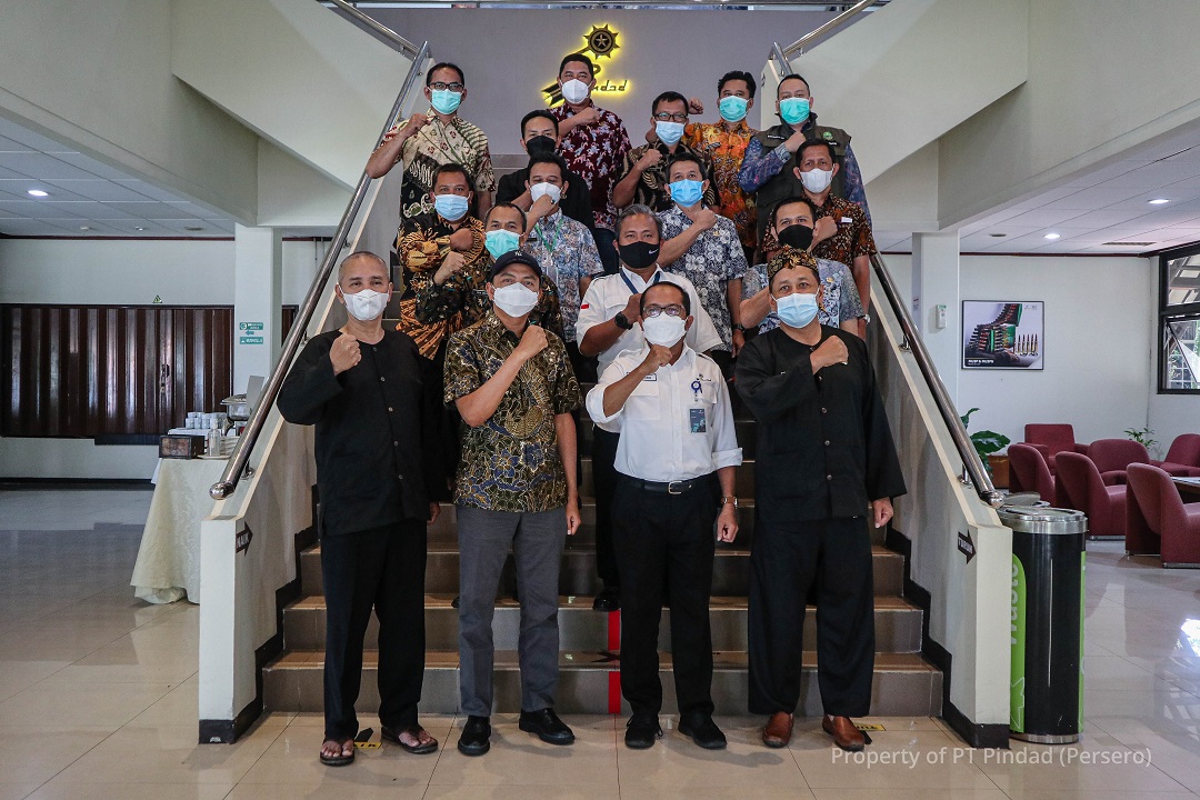 Head of the West Java Highways & Spatial Planning Agency reviews Pindad industrial products