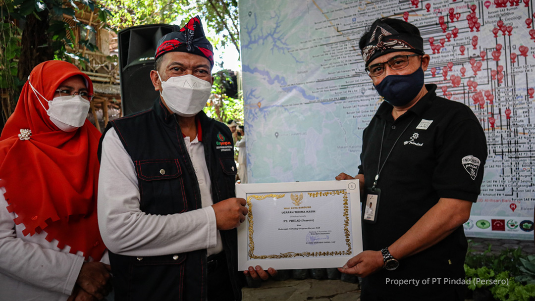Support Buruan SAE program, Pindad gets a certificate of appreciation from Mayor of Bandung