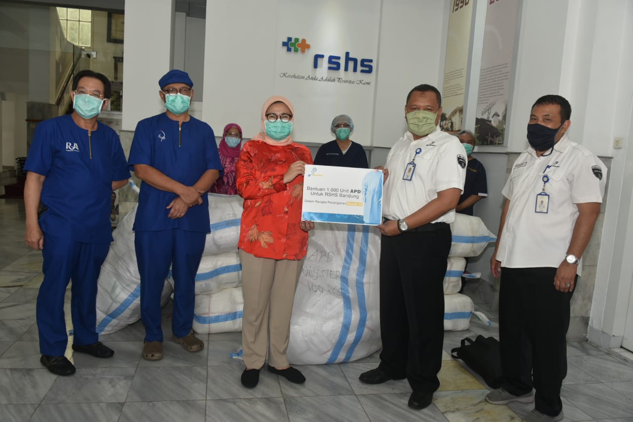 Pindad Donates 1,000 units of PPE to Hasan Sadikin Hospital Bandung