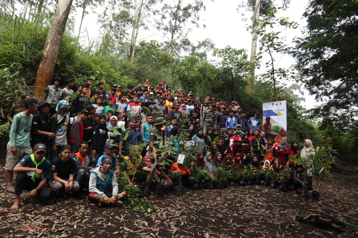 Pindad Tanam 3.636 Pohon Peringati HUT ke 36