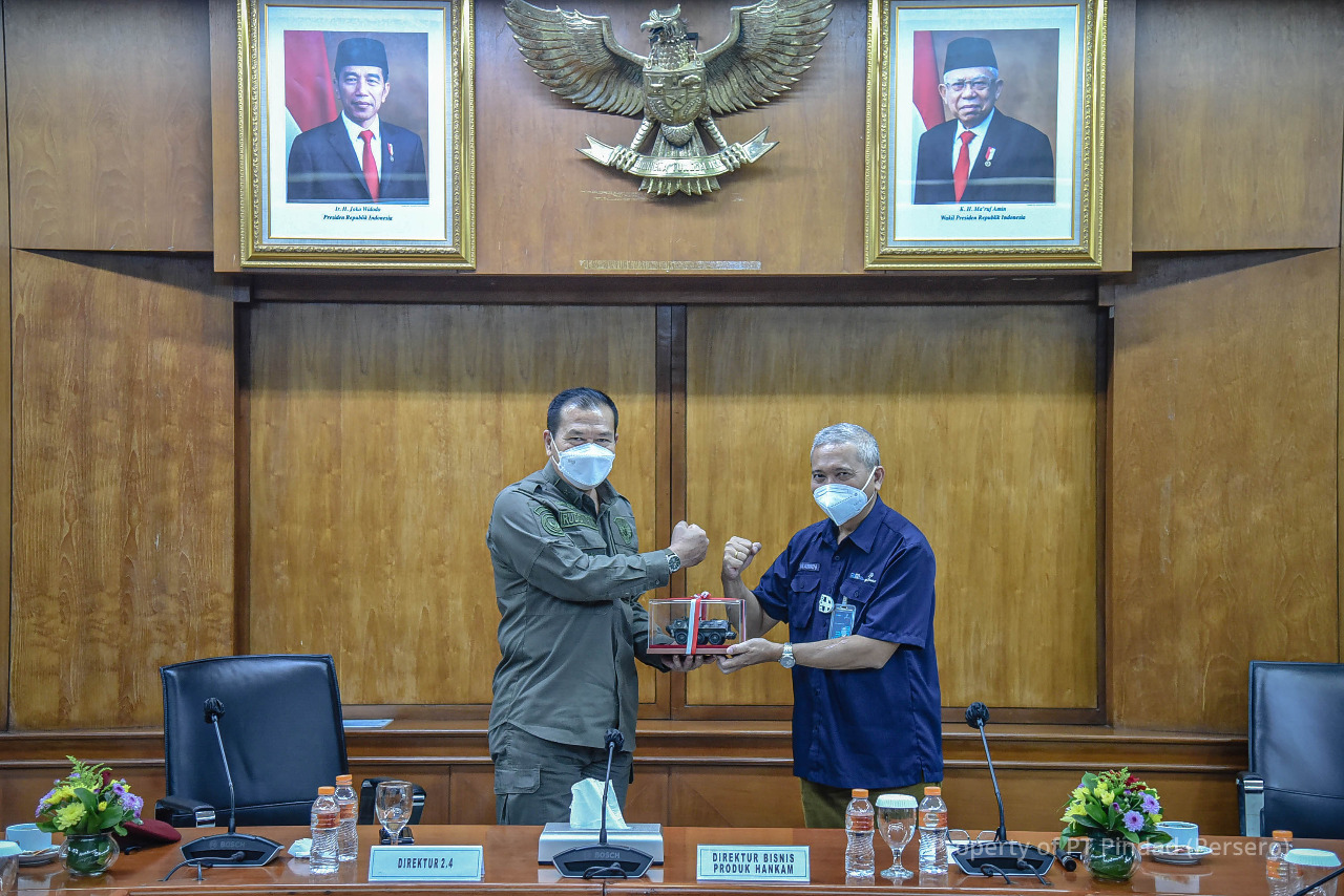 Director of BIN visit Pindad, review the process of theordered products