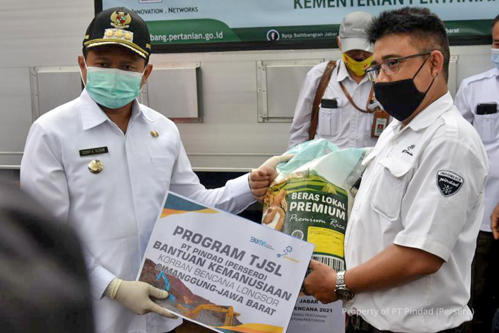 Pindad Gives Aid to Cimanggung Landslide Victims to the Sumedang Regent