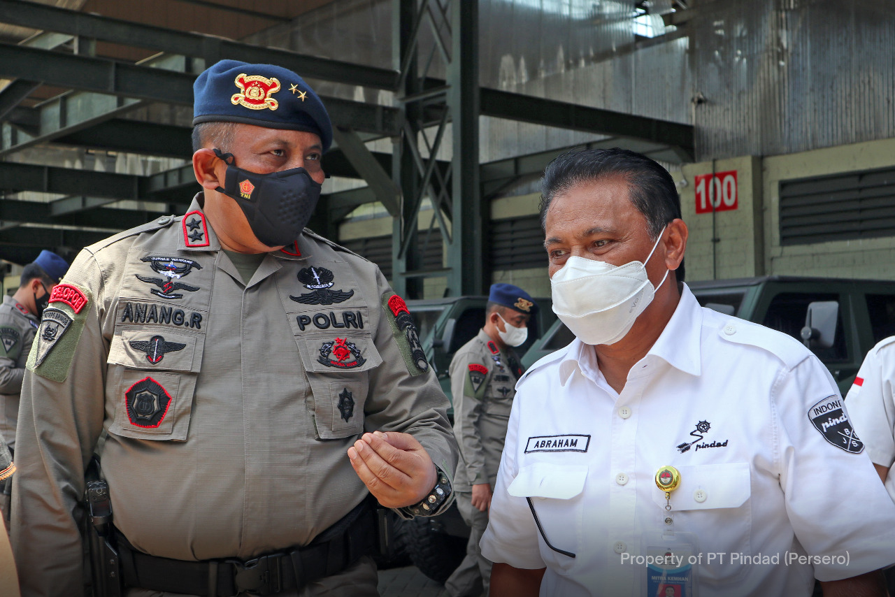 Commander Corps Brimob Polri visiting Pindad’s defense products