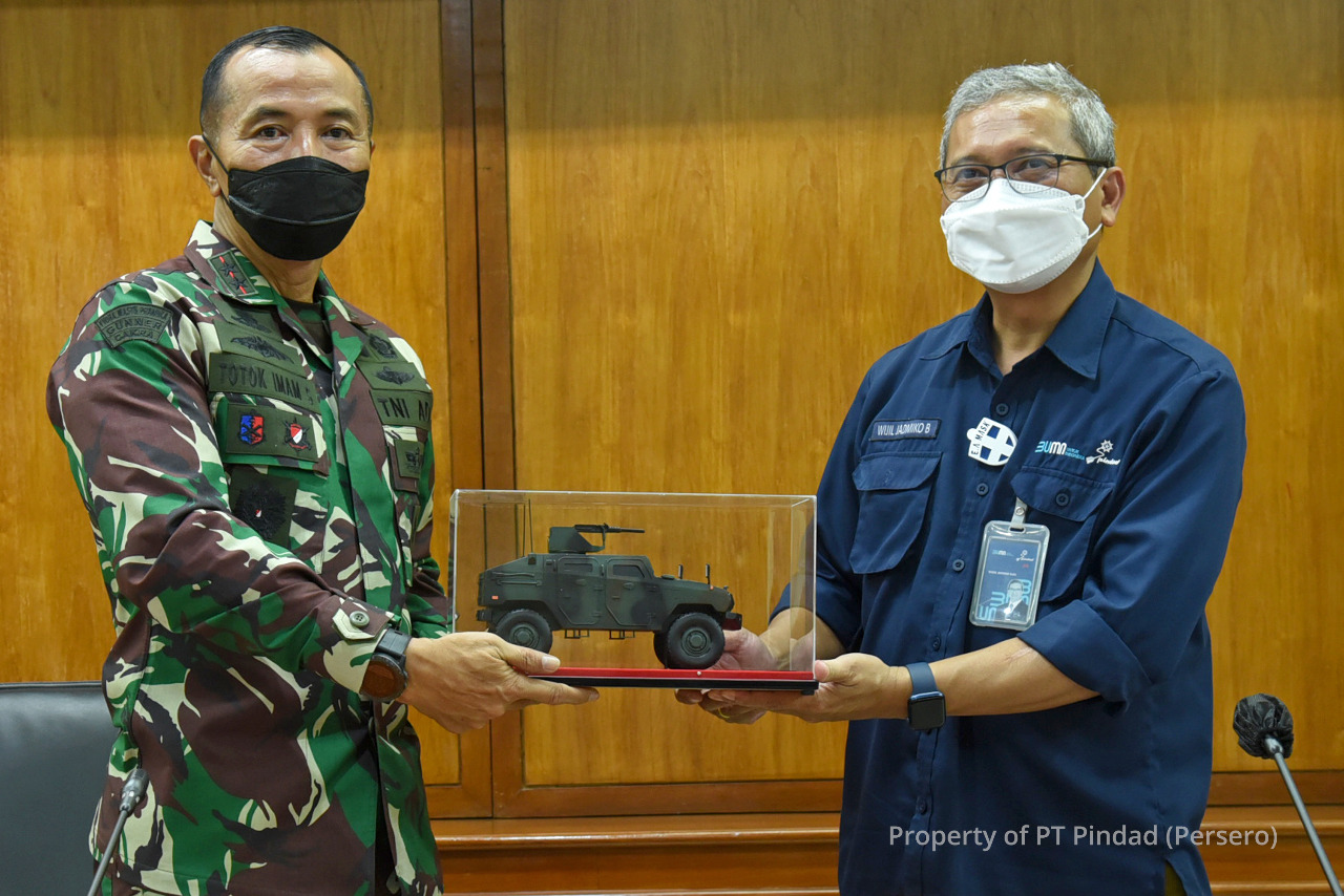 Danpussenarmed visit Pindad, review products development