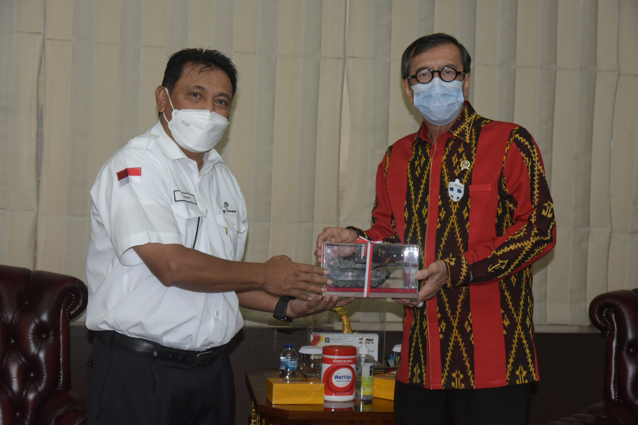Meeting with Menkumham, CEO of Pindad explained various products from weapons to cyber security