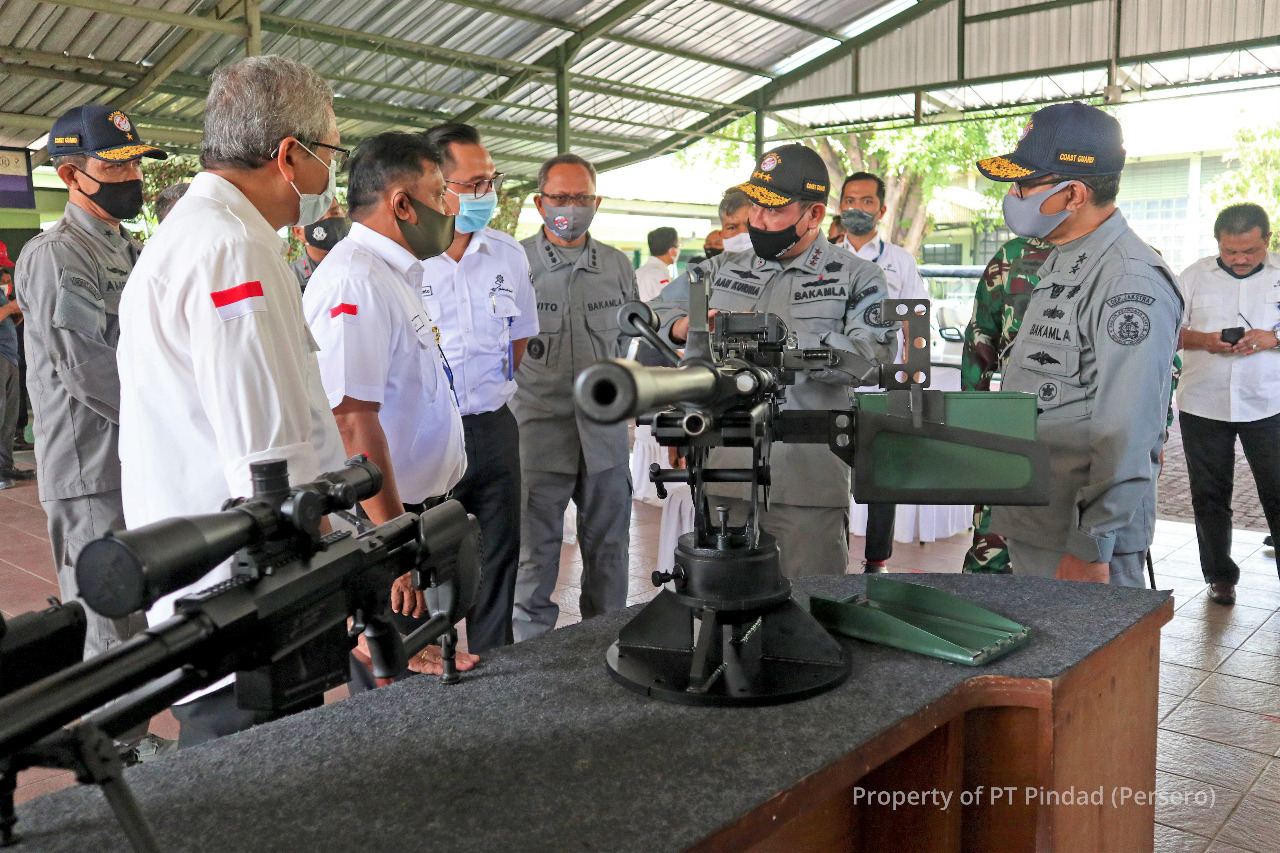 The Head of Bakamla RI Reviews Weapon Products to Support Marine Defence