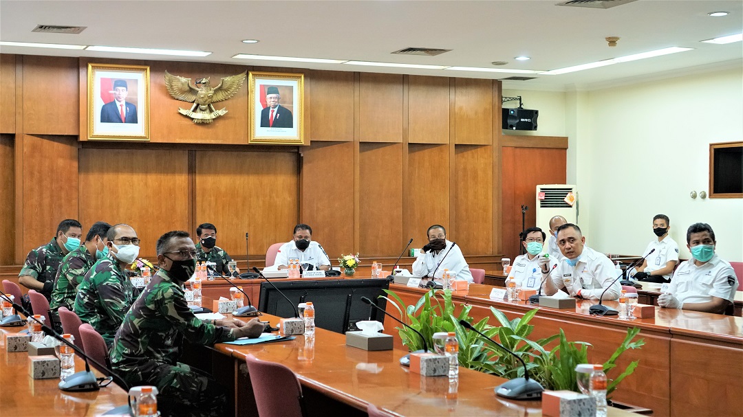 Dirjen Kuathan Along with Entourage Validates & Review Pindad Ventilator