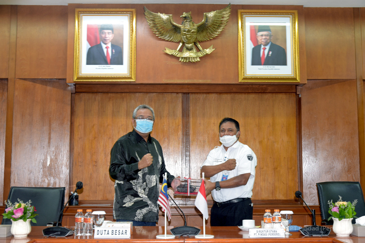 The Malaysian Ambassador for Indonesia visits Pindad
