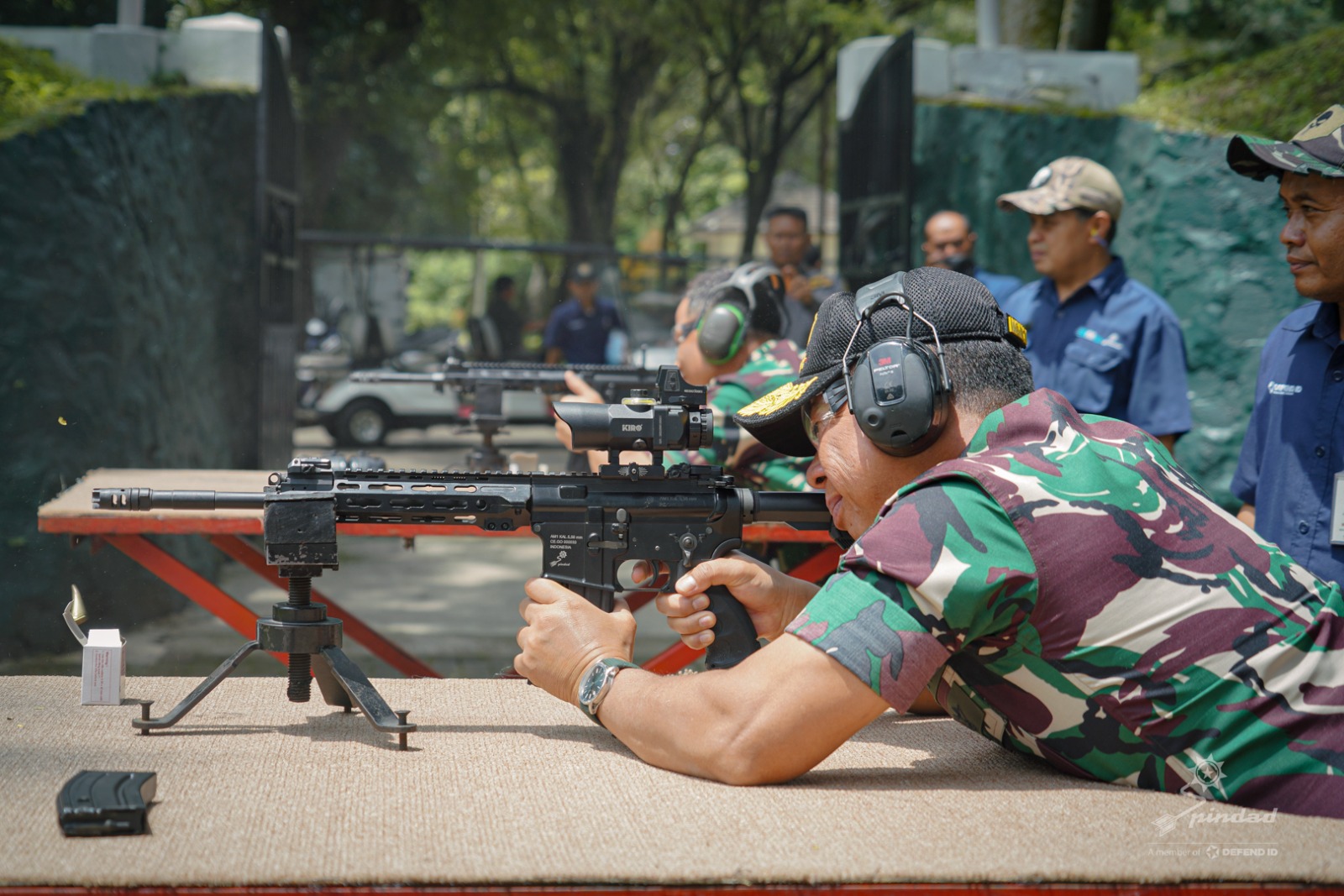 KUNJUNGI PINDAD, PANGLIMA TNI TINJAU SENJATA DAN UJI PERFORMA SENAPAN AM-1 & PISTOL G2 PREMIUM