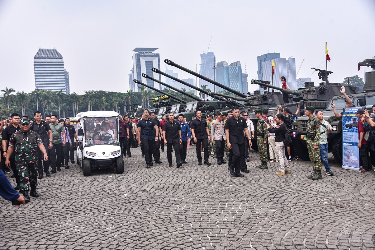 Presiden RI Tinjau Alutsista Pindad Pada Pameran HUT Ke-79 TNI Di Monas