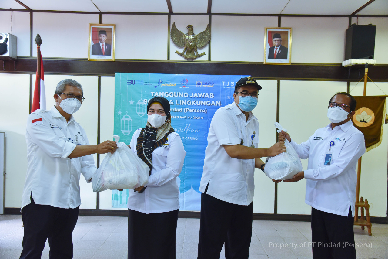 Ramadhan Berbagi, Pindad Serahkan Bantuan 1.460 Paket Sembako Kepada Masyarakat