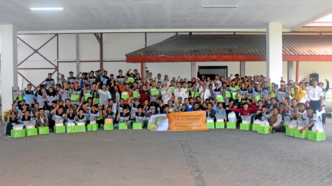  Pindad Distributes Takjil and Food Packages