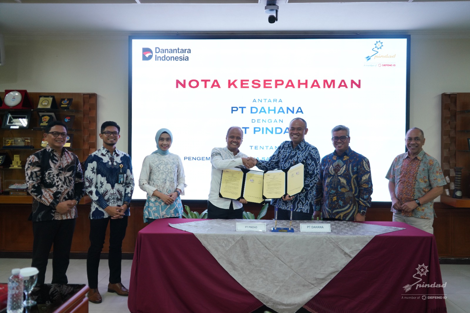 Perkuat Sinergi, PT Pindad Tandatangani NK dengan PT Dahana Terkait Industri Alat Berat 