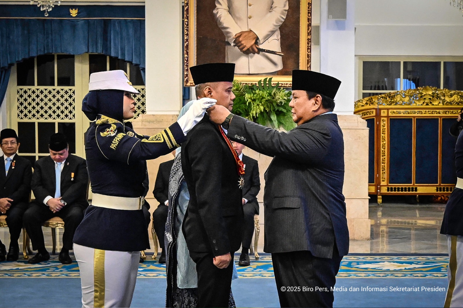 Presiden RI Anugerahkan Tanda Kehormatan Bintang Mahaputera Utama Kepada Dirut Pindad