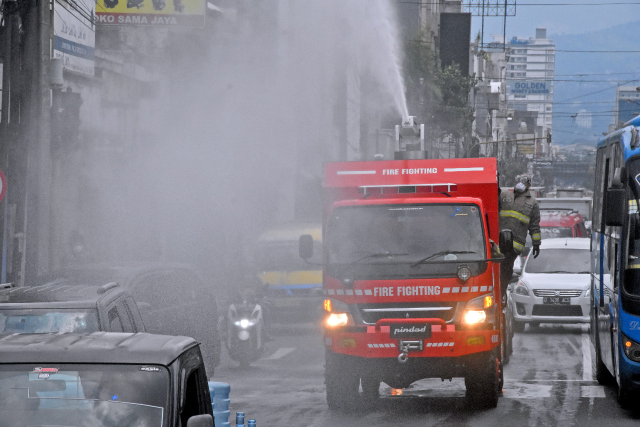Pindad and the Firefighting Service Collaborate with Disinfectant Spray in the City of Bandung