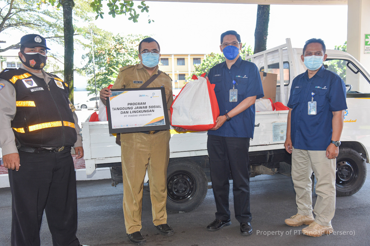 PPKM, Pindad provide food & health production assistance to Kebon Kangkung Village