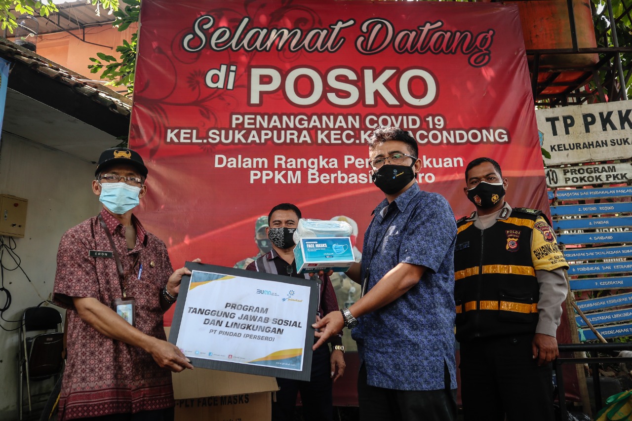 Anticipating the spread of Covid-19, Pindad handed over masks to Sukapura Village