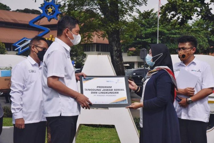 Supporting the handling of Covid-19, Pindad handed over food aid and mask to the community