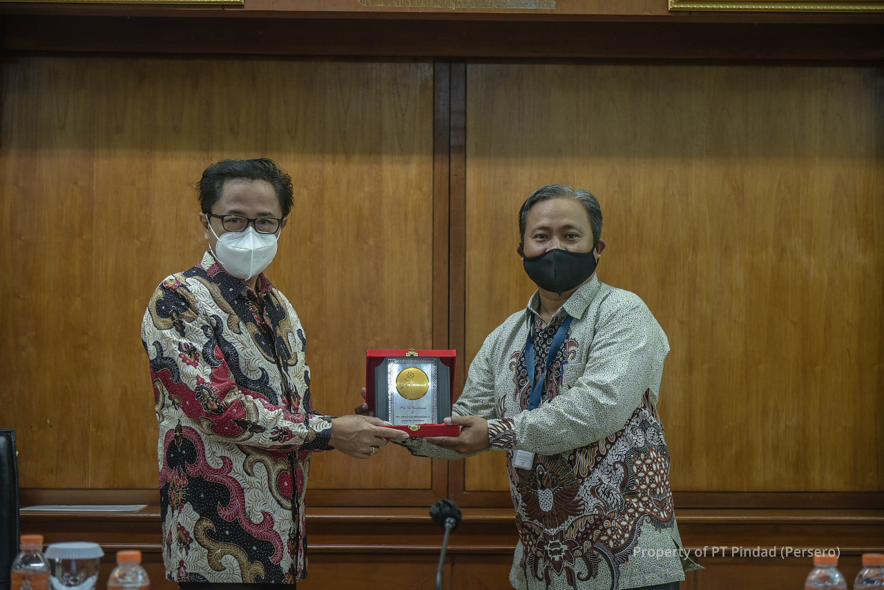 Chairman of Commission C DPRD Surabaya City reviews Pindad heavy equipment products