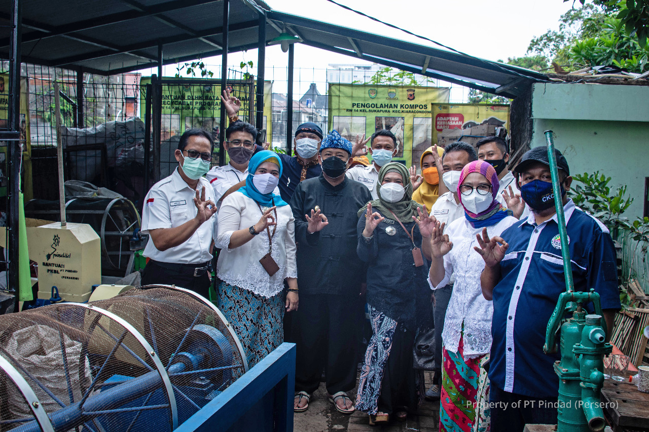 The deputy mayor of Bandung reviews CSR assistance for waste processing machines from Pindad