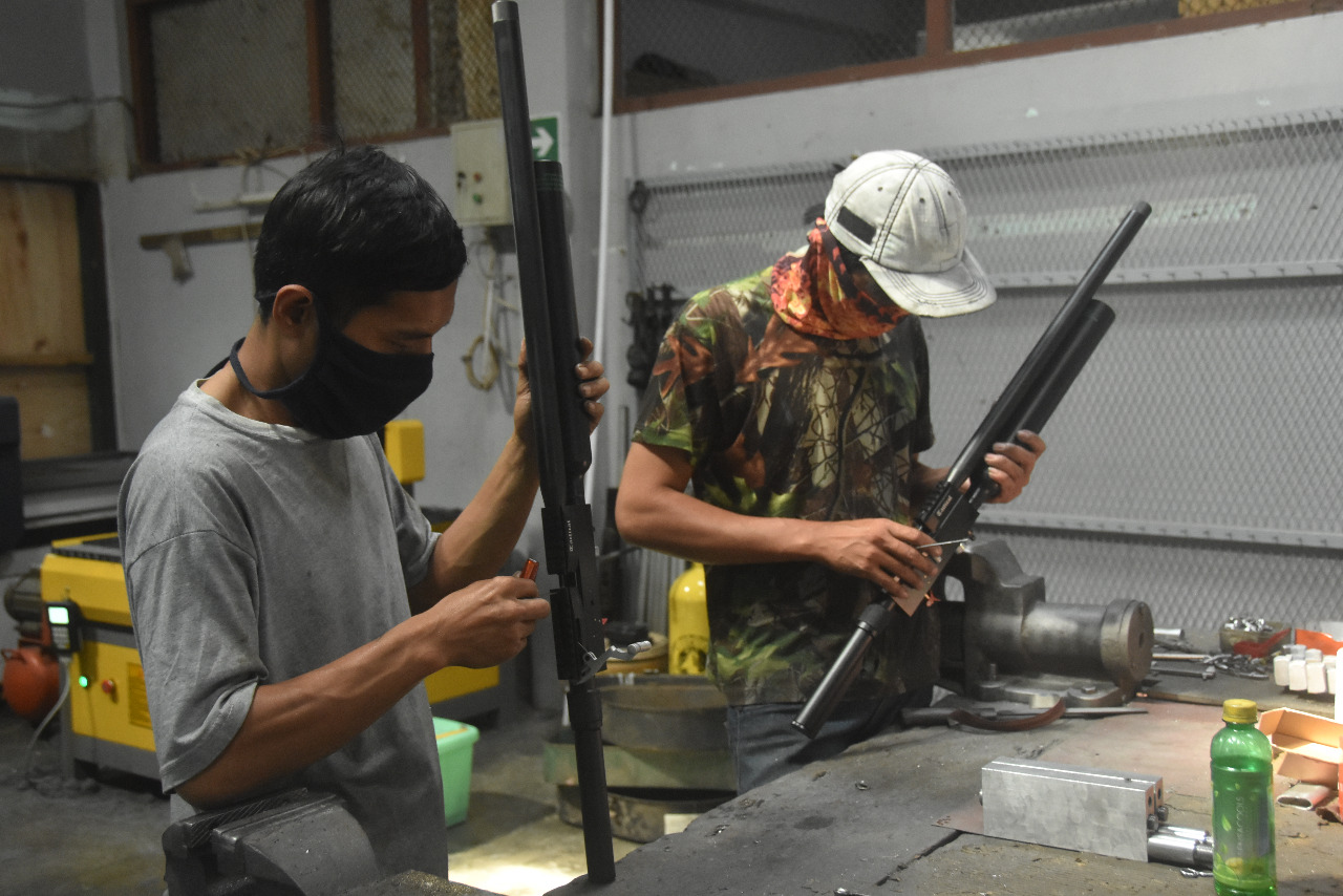 Keeping Indonesia’s MSMEs, Pindad Develop Air Rifles Craftsmen & Other MSMEs