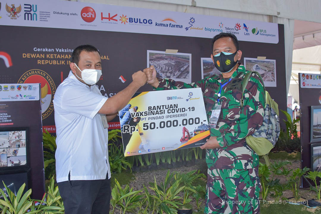 Pindad handover aid for National Vaccination with Wantannas in West Java