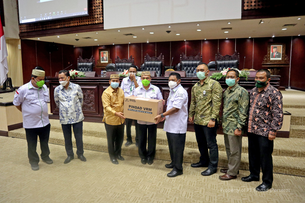 CEO of Pindad handover ventilators to supports hospital needs in Gorontalo