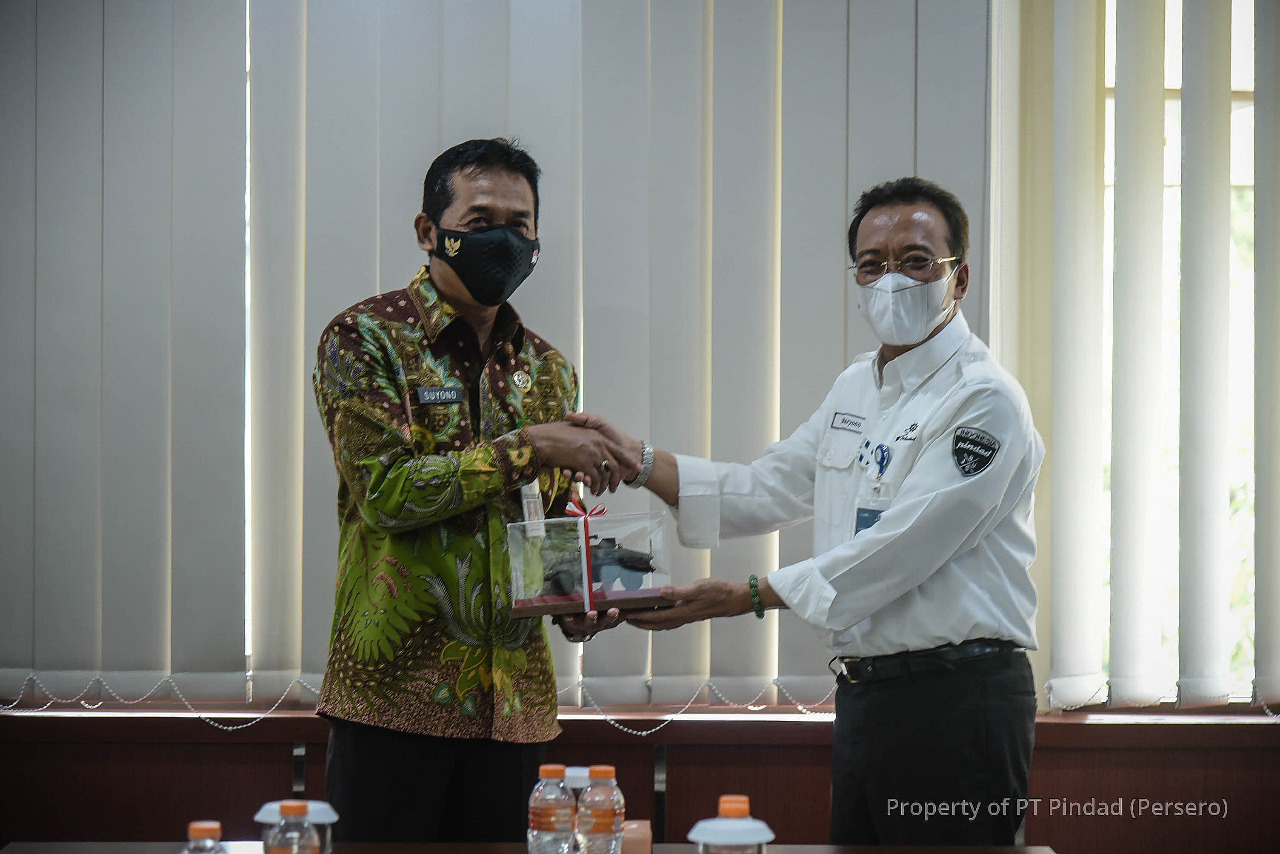 Deputy Regent of Batang reviews Pindad’s industrial products