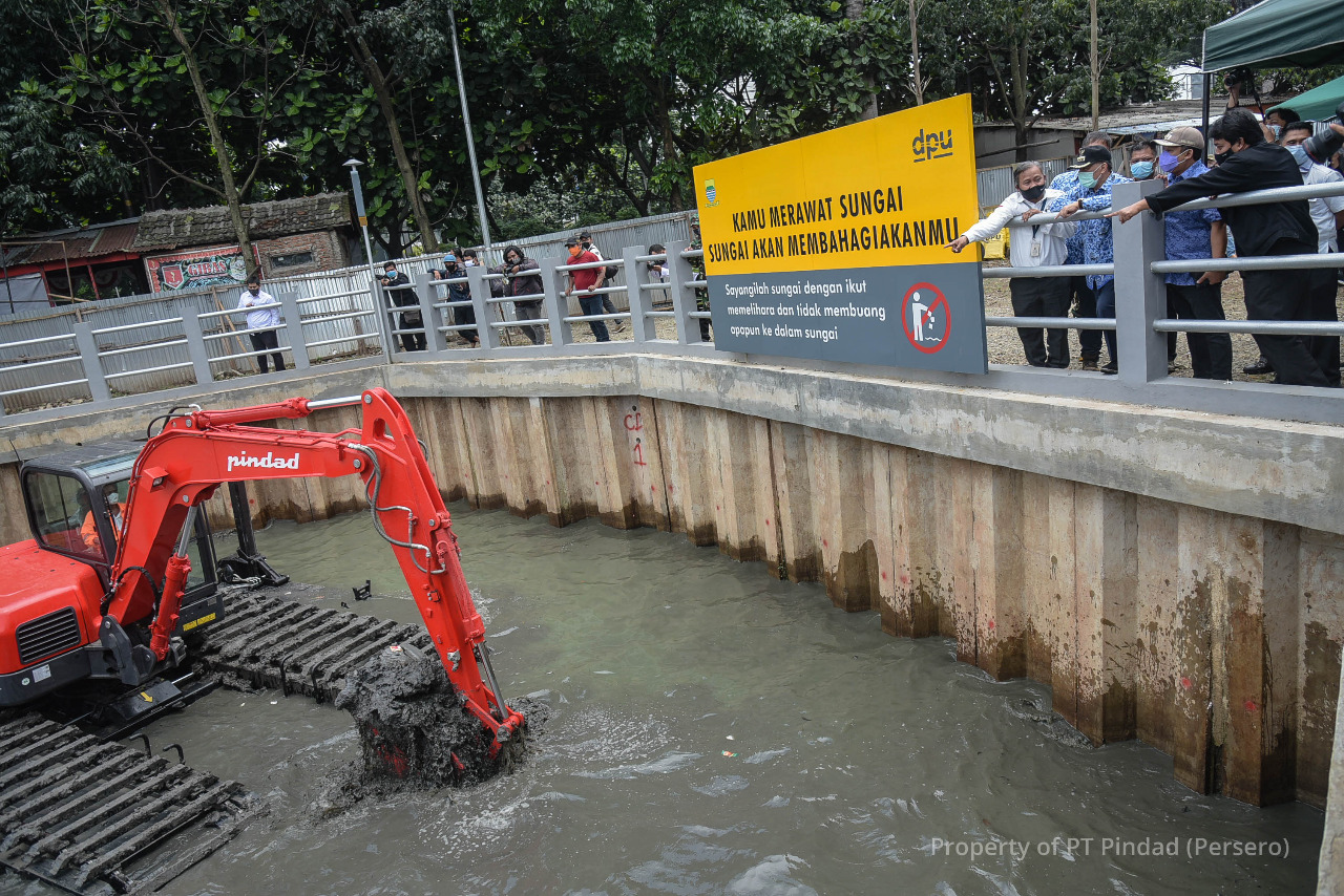 The Mayor of Bandung reviews Pindad’s latest amphibious excavator in Gedebage retention pool