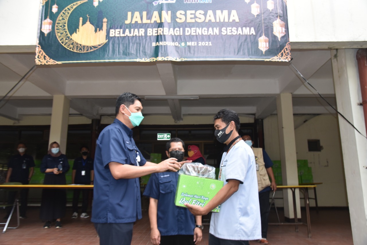 Jalan Sesama Season 2, Pindad Salurkan 202 Paket Bantuan Kepada PBK