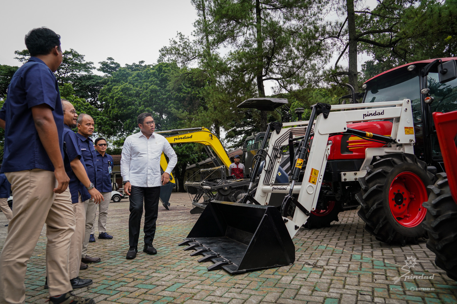 Wakil Menteri Pertanian Kunjungi Pindad, Tinjau Berbagai Alsintan & Excavator
