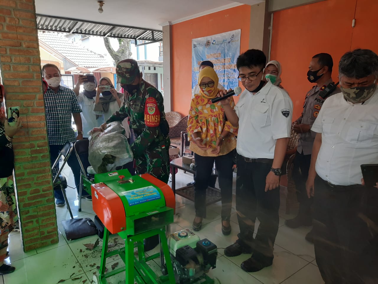 Pindad Provides Assistance for Waste Processing Machines into Compost to Sukapura Subdistrict