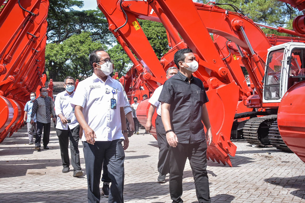 Reviewing industrial products, Mayor of Pekalongan visits Pindad