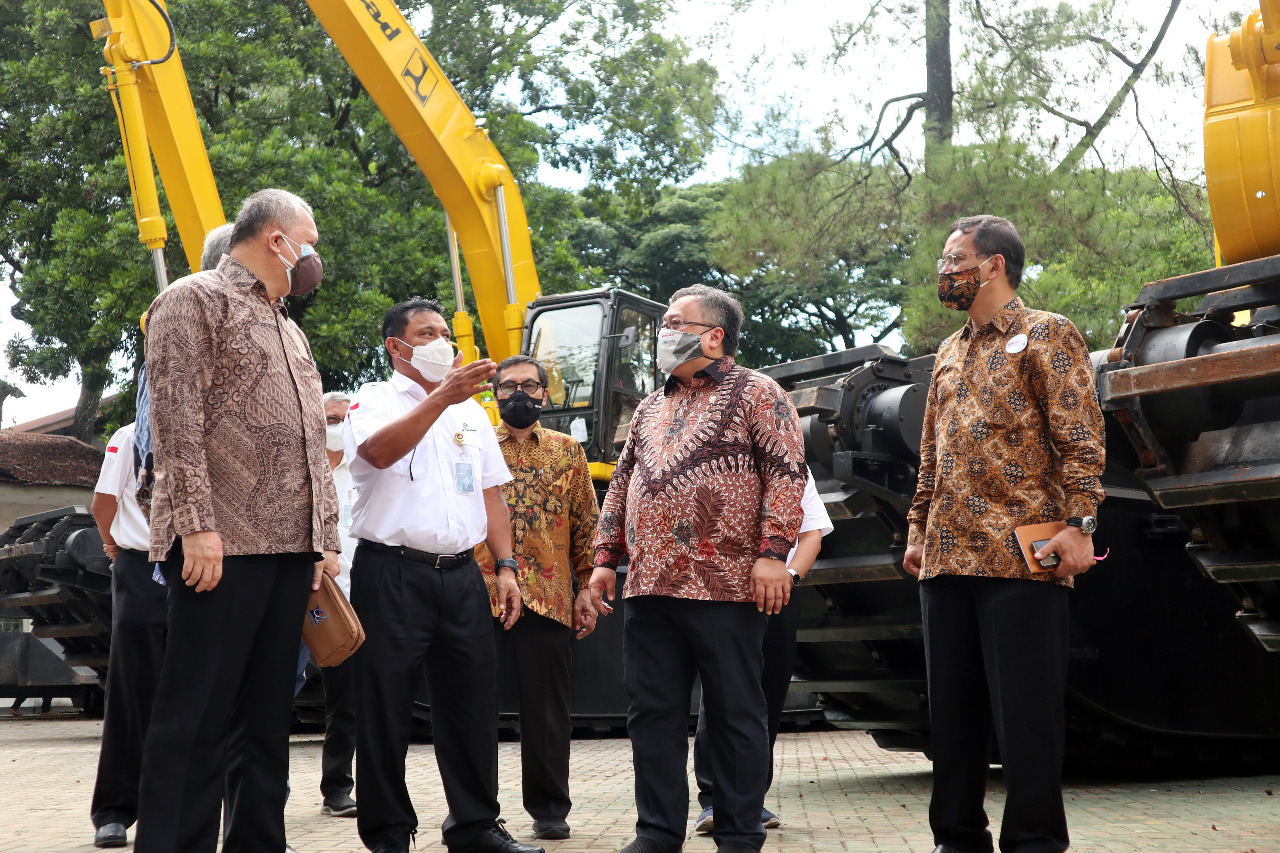 Menristek reviews the result of R&D on defense and non-defense products