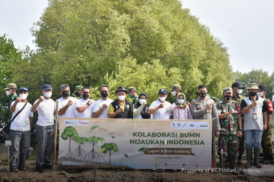 TJSL Defense Industry SOEs collaborate planting tree at Subang Beach