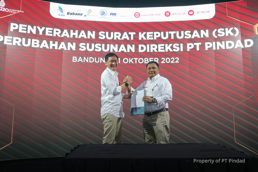 RUPS LB, Serah terima Salinan Surat Keputusan Para Pemegang Saham PT Pindad