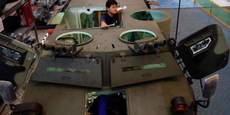 Amphibious vehicle made by Pindad Launch in 2015