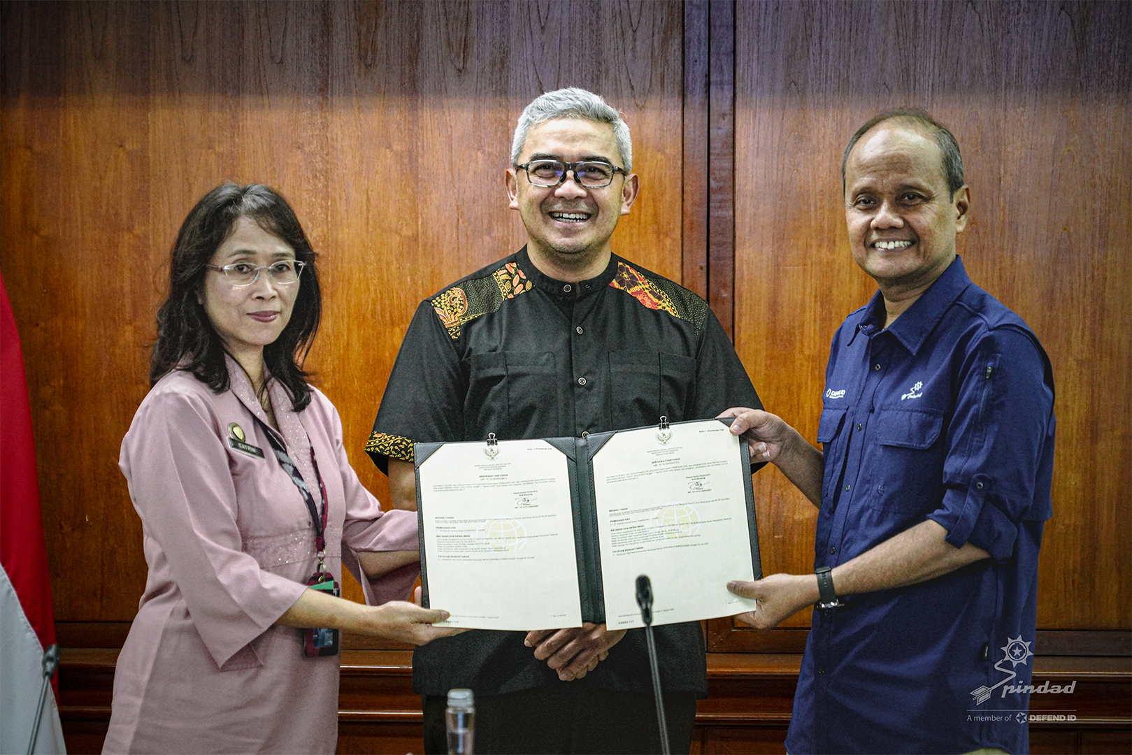 Walikota didampingi Kepala Bapenda dan Kepala BPN Kota Bandung Serahkan Sertipikat Tanah PT Pindad