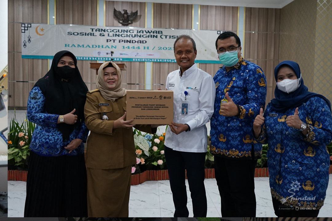 Ramadhan Sharing, Pindad Delivers Assistance of 1,560 Packages to The Community
