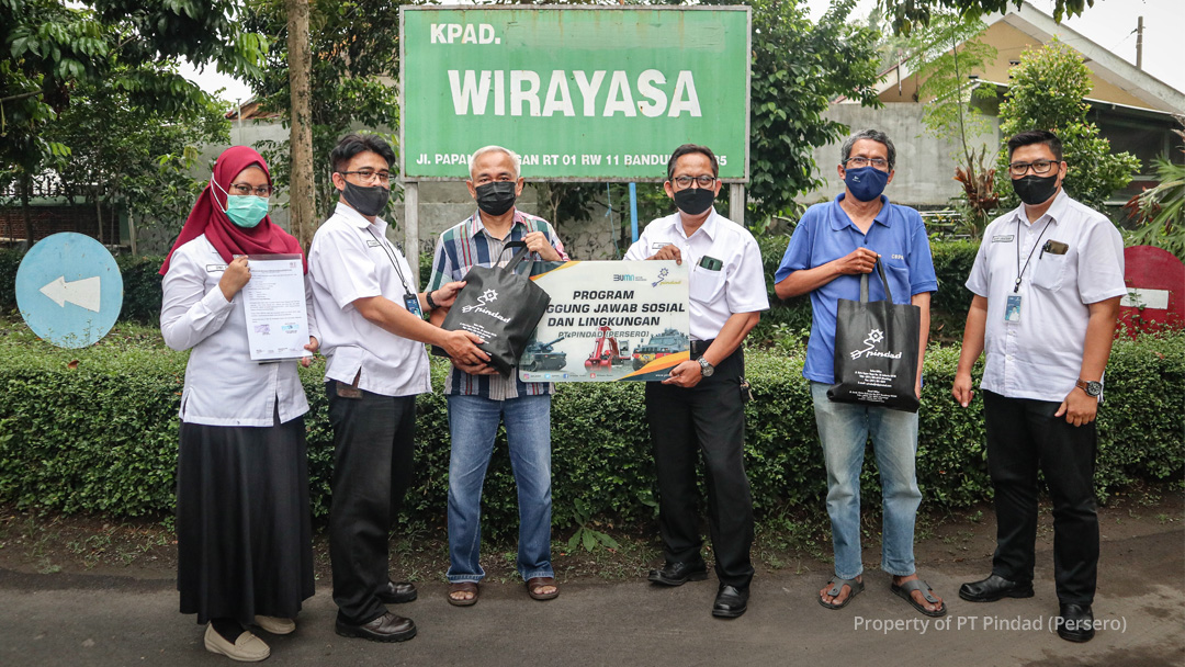 Pindad hand over assistance for roadwork to KPAD Wirayasa Bandung