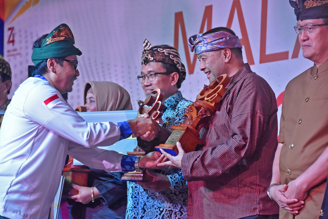 Attending the Hakteknas Appreciation Night, Pindad was Awarded Abyudaya Innovation Award