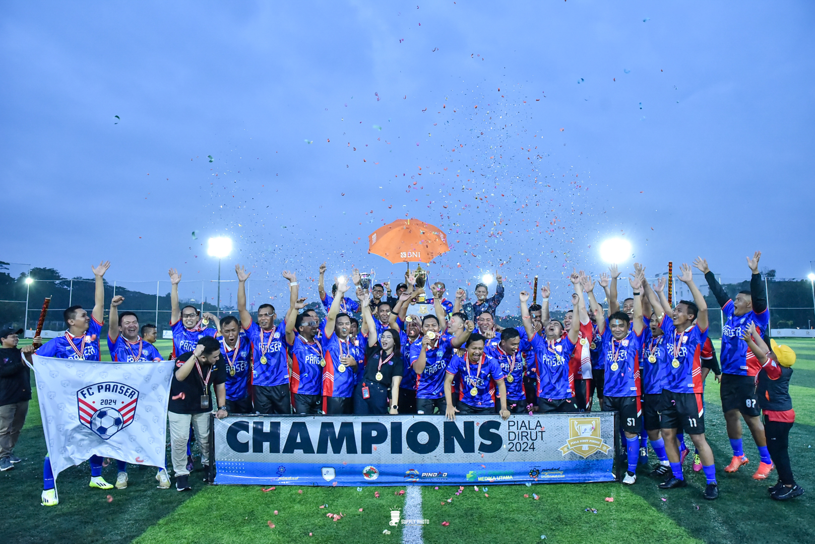 Dirut Menutup Sekaligus Menyerahkan Piala & Medali Kepada Para Pemenang Piala Dirut Pindad 2024