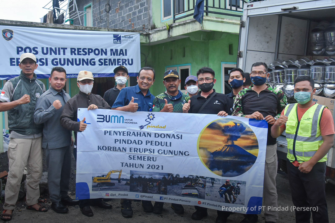 PINDAD & TJSL INDHAN SERAHKAN BANTUAN KEPADA WARGA TERDAMPAK ERUPSI GUNUNG SEMERU