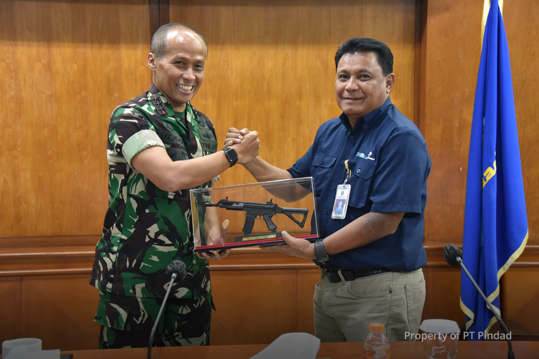CEO of PT Pindad Welcome a Visit Kodiklatad Commander