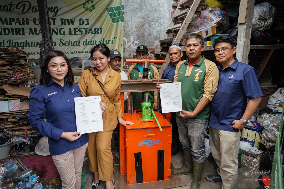 Dukung Program Bank Sampah Maung Lestari, TJSL Pindad Serahkan Bantuan Mesin Press Hidrolik